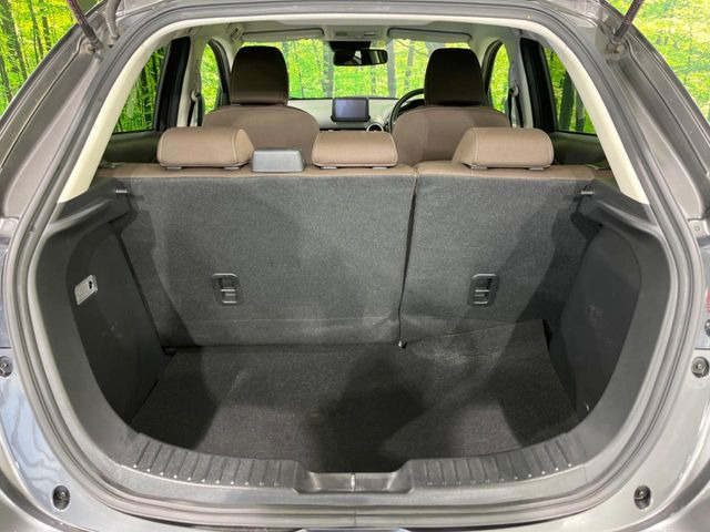 ���i�̂���������ʋ΁A���}���ɏ\���ȉ׎��X�y�[�X���m�ۂ��Ă���܂��B�Z�J���h�V�[�g��|���ƁA�傫�ȉו��̐ύڂ��\�ł���