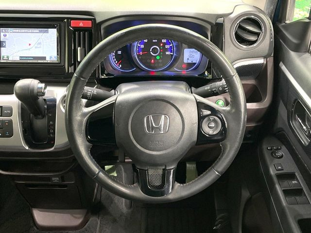 �C���e���A�ɍ��킹���f�U�C���̃X�e�A�����O�́A�^�]�������̂��Ƃ��l���A�^�]���₷���`��A�傫���ł��B�����x�A���ۂɐG���Ă��m���߂��������B