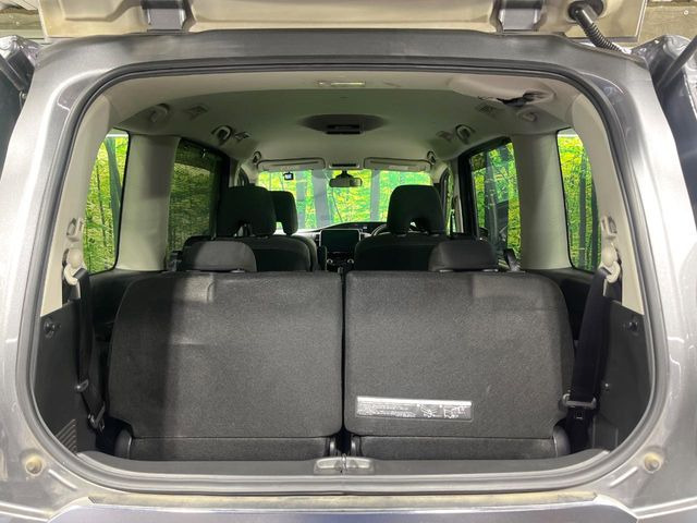 【デュアルバックドア】通常の開閉に加えて、窓周辺のみの省スペースで開閉が可能。狭い駐車場でも、車を停めなおす事なく荷物の出し入れができます♪