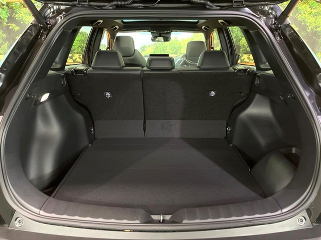 ���i�̂���������ʋ΁A���}���ɏ\���ȉ׎��X�y�[�X���m�ۂ��Ă���܂��B�Z�J���h�V�[�g��|���ƁA�傫�ȉו��̐ύڂ��\�ł���