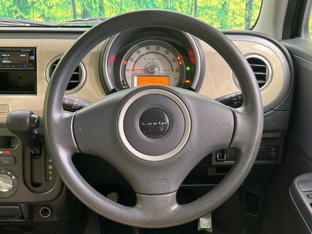 �C���e���A�ɍ��킹���f�U�C���̃X�e�A�����O�́A�^�]�������̂��Ƃ��l���A�^�]���₷���`��A�傫���ł��B�����x�A���ۂɐG���Ă��m���߂��������B