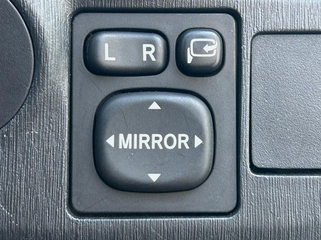 �y�d���i�[�~���[�z�T�C�h�~���[�͓d���i�[���ƂȂ��Ă���A�������ԏ�ł��L�Y�������X�N��}�����܂��B