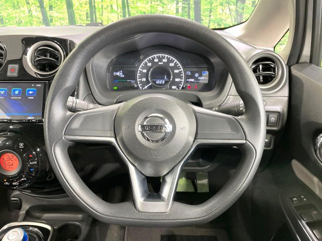 �C���e���A�ɍ��킹���f�U�C���̃X�e�A�����O�́A�^�]�������̂��Ƃ��l���A�^�]���₷���`��A�傫���ł��B�����x�A���ۂɐG���Ă��m���߂��������B