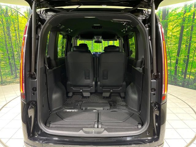 ���i�̂���������ʋ΁A���}���ɏ\���ȉ׎��X�y�[�X���m�ۂ��Ă���܂��B�Z�J���h�V�[�g��|���ƁA�傫�ȉו��̐ύڂ��\�ł���