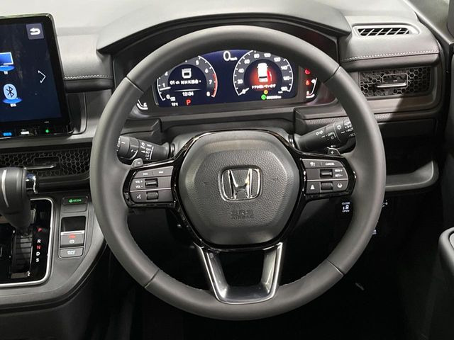 �C���e���A�ɍ��킹���f�U�C���̃X�e�A�����O�́A�^�]�������̂��Ƃ��l���A�^�]���₷���`��A�傫���ł��B�����x�A���ۂɐG���Ă��m���߂��������B