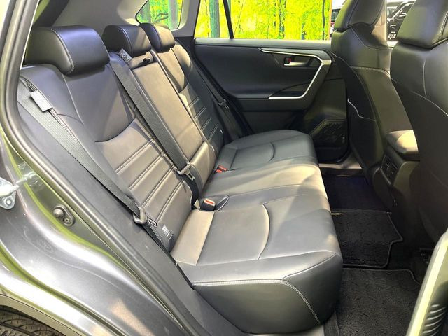 後部座席も気になるようなキズ・汚れやへたり等、大きなダメージはなく、良好な状態です。