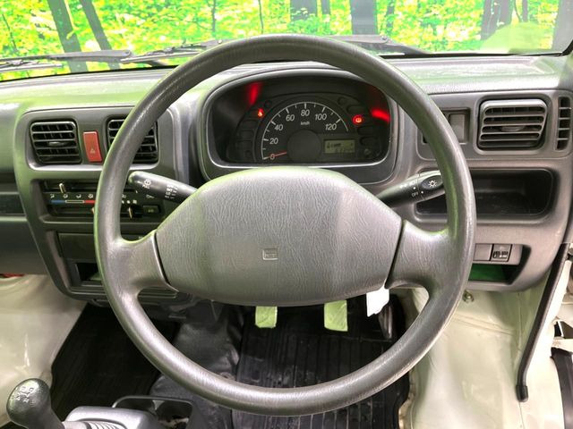 �C���e���A�ɍ��킹���f�U�C���̃X�e�A�����O�́A�^�]�������̂��Ƃ��l���A�^�]���₷���`��A�傫���ł��B�����x�A���ۂɐG���Ă��m���߂��������B