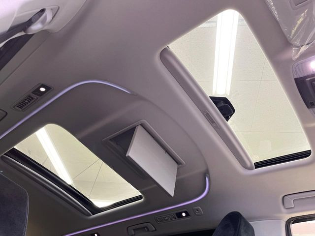 【ガラスルーフ】ガラスルーフ搭載で車内の解放感が一気にアップ!開放的なドライブをお楽しみいただけます。