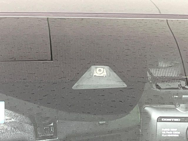 【ホンダセンシング】走行中に前方の車両等を認識し、衝突しそうな時は警報とブレーキで衝突回避と被害軽減をアシスト。より安全にドライブをお楽しみいただけます。