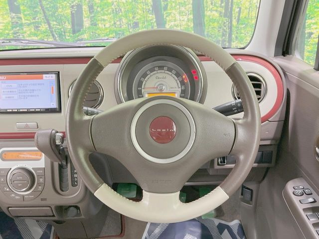 �C���e���A�ɍ��킹���f�U�C���̃X�e�A�����O�́A�^�]�������̂��Ƃ��l���A�^�]���₷���`��A�傫���ł��B�����x�A���ۂɐG���Ă��m���߂��������B