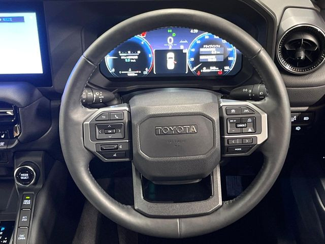 �C���e���A�ɍ��킹���f�U�C���̃X�e�A�����O�́A�^�]�������̂��Ƃ��l���A�^�]���₷���`��A�傫���ł��B�����x�A���ۂɐG���Ă��m���߂��������B