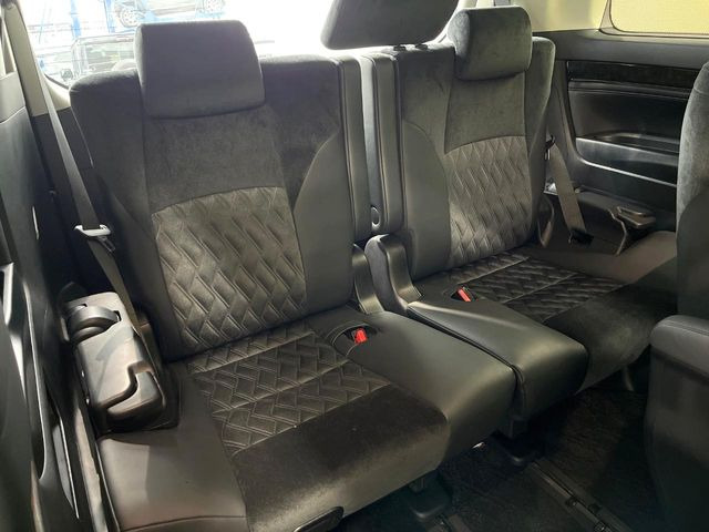 3列目シートはもちろん状態良好☆大人でもゆったりと座って頂けますので、大人数でのお出かけもラクラクです♪ご家族で、気の知れた仲間で、ドライブに行くのが楽しみですね♪