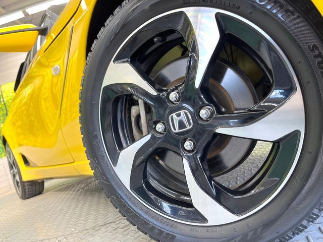 �y�����A���~�z�C�[���z�O�ςɃ}�b�`���������A���~�z�C�[���𑕒����Ă���܂��B�e��ЊO�A���~�z�C�[����A�X�^�b�h���X�^�C�����戵�����Ă���܂��B���񂲑��k����������