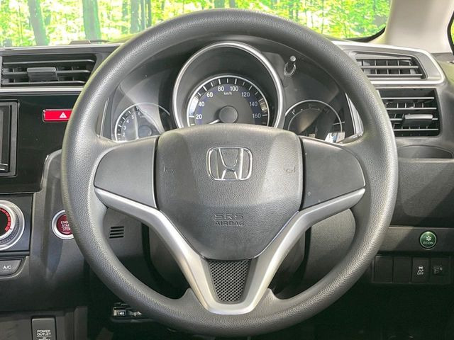 �C���e���A�ɍ��킹���f�U�C���̃X�e�A�����O�́A�^�]�������̂��Ƃ��l���A�^�]���₷���`��A�傫���ł��B�����x�A���ۂɐG���Ă��m���߂��������B