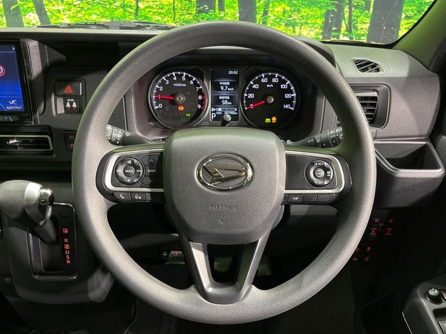 �C���e���A�ɍ��킹���f�U�C���̃X�e�A�����O�́A�^�]�������̂��Ƃ��l���A�^�]���₷���`��A�傫���ł��B�����x�A���ۂɐG���Ă��m���߂��������B