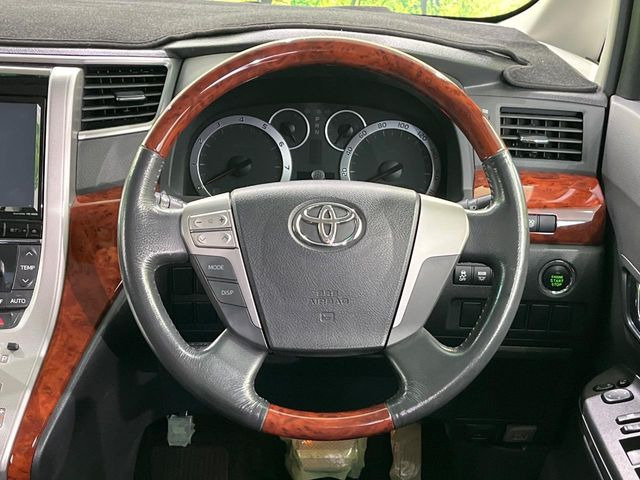 �C���e���A�ɍ��킹���f�U�C���̃X�e�A�����O�́A�^�]�������̂��Ƃ��l���A�^�]���₷���`��A�傫���ł��B�����x�A���ۂɐG���Ă��m���߂��������B