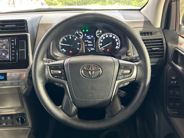 �C���e���A�ɍ��킹���f�U�C���̃X�e�A�����O�́A�^�]�������̂��Ƃ��l���A�^�]���₷���`��A�傫���ł��B�����x�A���ۂɐG���Ă��m���߂��������B