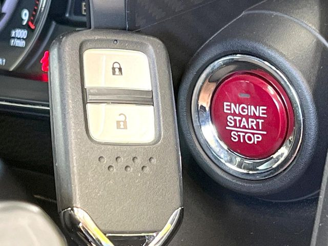 �yHonda�X�}�[�g�L�[�z�J�o����|�P�b�g�ɓ��ꂽ�܂܂ł��h�A�̎{���E�������\�ȃX�}�[�g�L�[�𑕔��B�G���W���̃I���E�I�t�����J�M�����o���K�v����������Ƃ��Ă��֗��ł���