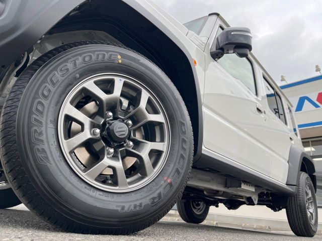 �y����15�C���`�A���~�z�C�[���z�O�ςɃ}�b�`���������A���~�z�C�[���𑕒����Ă���܂��B�e��ЊO�A���~�z�C�[����A�X�^�b�h���X�^�C�����戵�����Ă���܂��B���񂲑��k����������