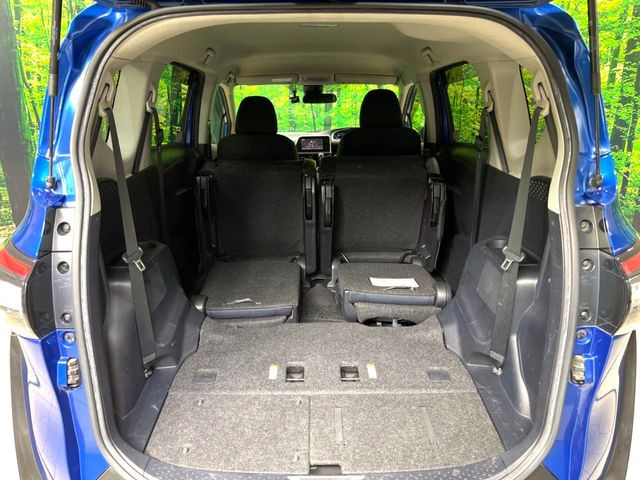 ���i�̂���������ʋ΁A���}���ɏ\���ȉ׎��X�y�[�X���m�ۂ��Ă���܂��B�T�[�h�V�[�g��|���ƁA�傫�ȉו��̐ύڂ��\�ł���