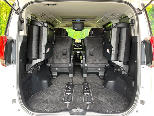 後席を格納すると、これだけの広さが!シーンに合わせたシートアレンジで、大きな荷物も積むことが出来ます♪