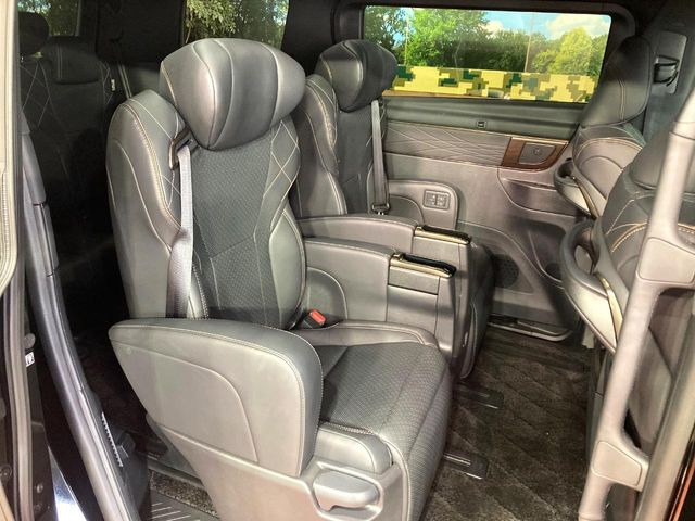 後部座席も気になるようなキズ・汚れやへたり等、大きなダメージはなく、良好な状態です。