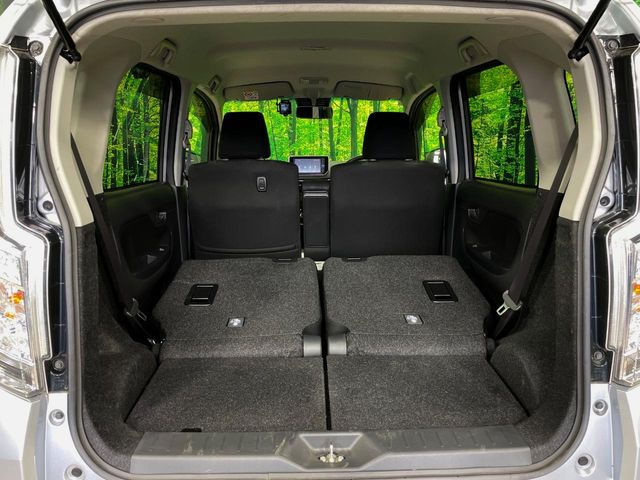 ���i�̂���������ʋ΁A���}���ɏ\���ȉ׎��X�y�[�X���m�ۂ��Ă���܂��B�Z�J���h�V�[�g��|���ƁA�傫�ȉו��̐ύڂ��\�ł���