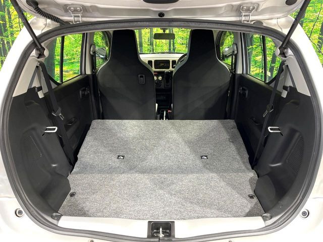 ���i�̂���������ʋ΁A���}���ɏ\���ȉ׎��X�y�[�X���m�ۂ��Ă���܂��B�Z�J���h�V�[�g��|���ƁA�傫�ȉו��̐ύڂ��\�ł���