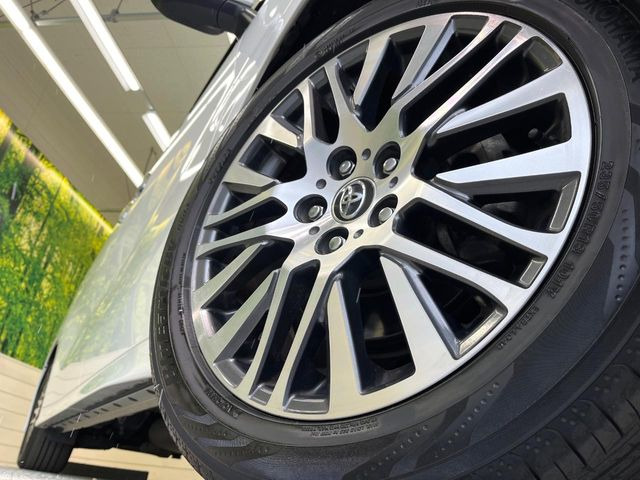 【純正18インチアルミホイール】外観にマッチした純正アルミホイールを装着しております。各種社外アルミホイールや、スタッドレスタイヤも取扱いしております。是非ご相談ください♪