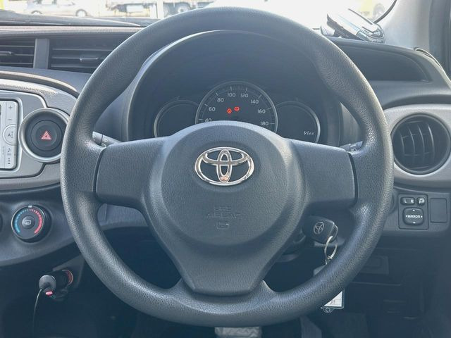 �C���e���A�ɍ��킹���f�U�C���̃X�e�A�����O�́A�^�]�������̂��Ƃ��l���A�^�]���₷���`��A�傫���ł��B�����x�A���ۂɐG���Ă��m���߂��������B