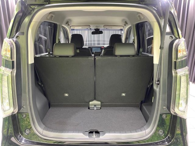 ���i�̂���������ʋ΁A���}���ɏ\���ȉ׎��X�y�[�X���m�ۂ��Ă���܂��B�Z�J���h�V�[�g��|���ƁA�傫�ȉו��̐ύڂ��\�ł���