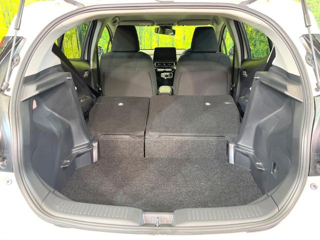 ���i�̂���������ʋ΁A���}���ɏ\���ȉ׎��X�y�[�X���m�ۂ��Ă���܂��B�Z�J���h�V�[�g��|���ƁA�傫�ȉו��̐ύڂ��\�ł���