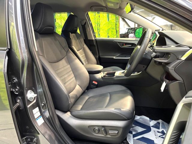 【合皮レザーシート】汚れのふき取りが容易でメンテナンスもが簡単な、機能性に優れる合成皮革を採用した上質なシートです。座り心地もよく、高級感あふれる心地良い車内空間を演出してくれます。