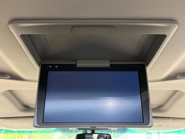 【フリップダウンモニター】大画面モニターで後席でもエンタメをお楽しみいただけます。小さなお子様にも大人気の装備です♪