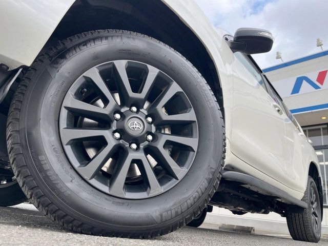 �y�O���[�h��p����18�C���`�A���~�z�C�[���z�f�U�C�����̍��������A���~�z�C�[���𑕒����Ă���܂��B�e��ЊO�A���~�z�C�[����A�X�^�b�h���X�^�C�����戵�����Ă���܂��B���񂲑��k����������