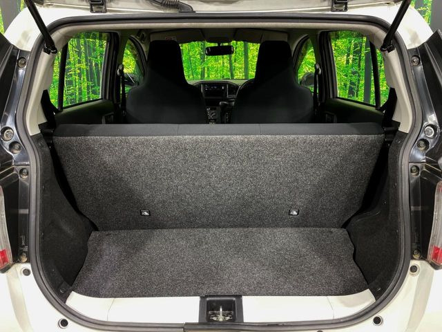 ���i�̂���������ʋ΁A���}���ɏ\���ȉ׎��X�y�[�X���m�ۂ��Ă���܂��B�Z�J���h�V�[�g��|���ƁA�傫�ȉו��̐ύڂ��\�ł���