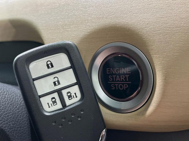 �yHonda�X�}�[�g�L�[�z�J�o����|�P�b�g�ɓ��ꂽ�܂܂ł��h�A�̎{���E�������\�ȃX�}�[�g�L�[�𑕔��B�G���W���̃I���E�I�t�����J�M�����o���K�v����������Ƃ��Ă��֗��ł���