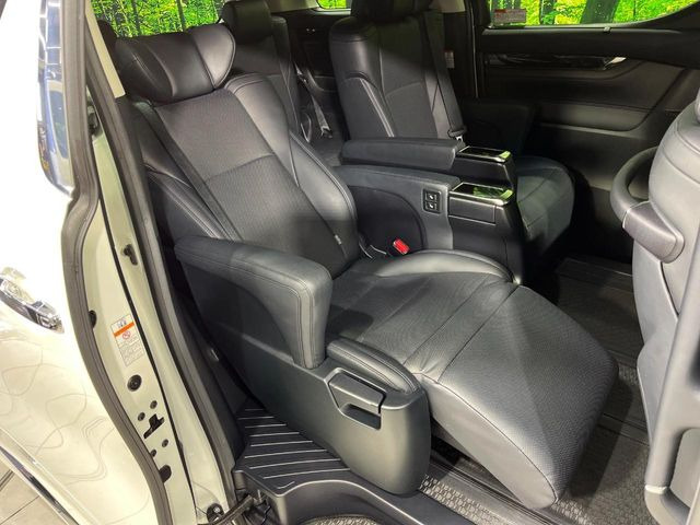 後部座席も気になるようなキズ・汚れやへたり等、大きなダメージはなく、良好な状態です。