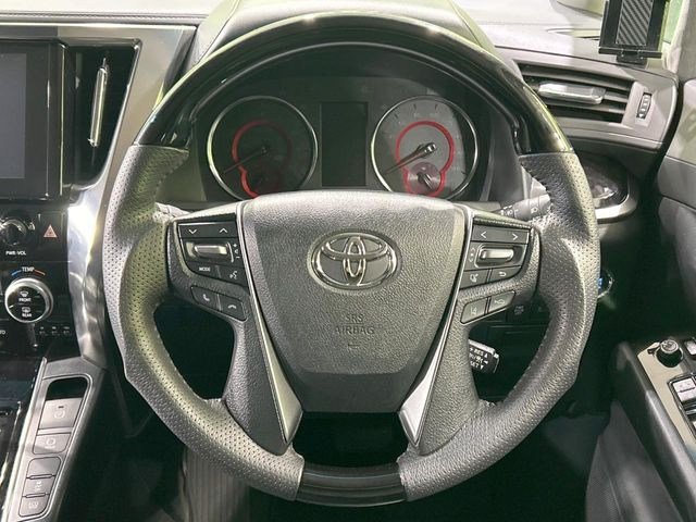 【ウッドコンビステアリング】高級感ある木目調パーツを採用した手に良く馴染むコンビハンドル。運転席廻りの雰囲気も一気に豪華になります!