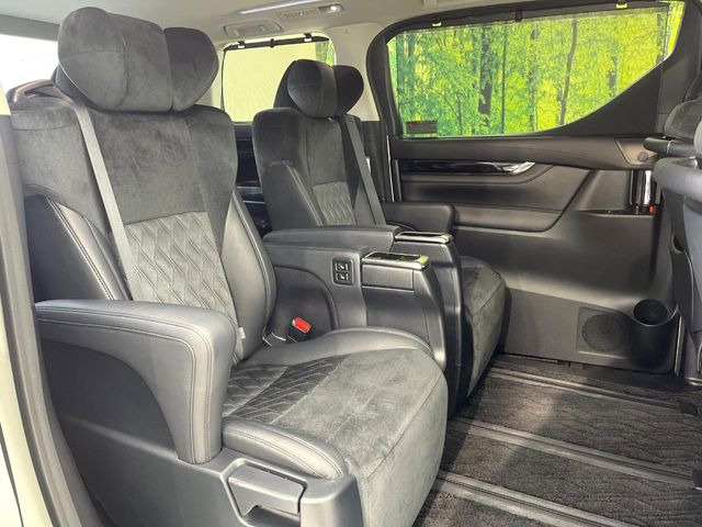 二列目中央はウォークスルーとなっております。二列目と三列目の移動や乗り降りがとっても楽になるので、乗り降りの際もストレスを感じることはありません♪