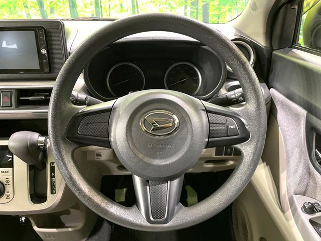 �C���e���A�ɍ��킹���f�U�C���̃X�e�A�����O�́A�^�]�������̂��Ƃ��l���A�^�]���₷���`��A�傫���ł��B�����x�A���ۂɐG���Ă��m���߂��������B