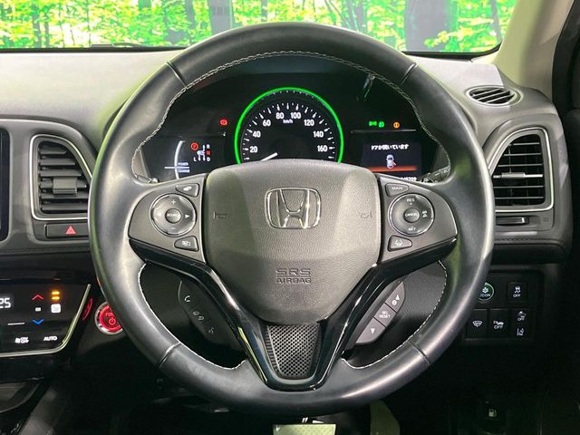 【パドルシフト】ハンドルから手を離さずに素早くシフトアップ&ダウンができるので、エンジンブレーキを使う下り坂や高速道路の合流で加速したい場面で役立ちます。