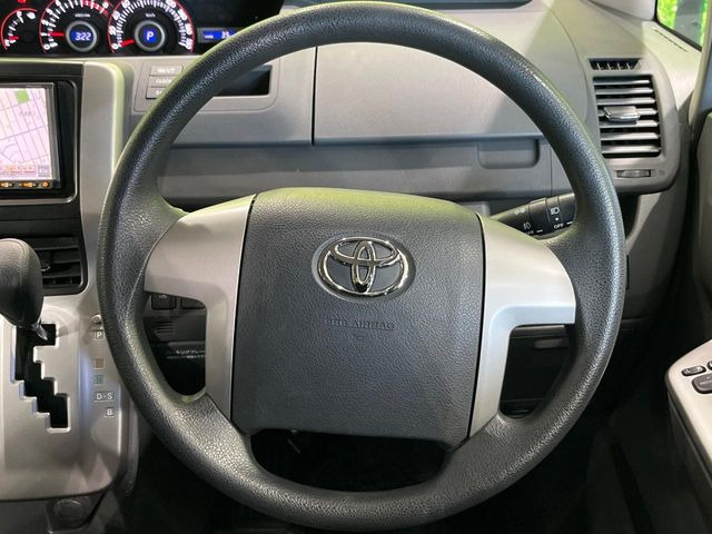 �C���e���A�ɍ��킹���f�U�C���̃X�e�A�����O�́A�^�]�������̂��Ƃ��l���A�^�]���₷���`��A�傫���ł��B�����x�A���ۂɐG���Ă��m���߂��������B