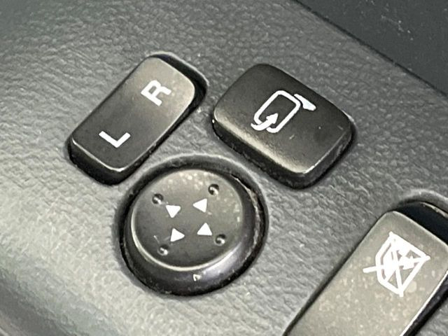 �y�d���i�[�~���[�z�T�C�h�~���[�͓d���i�[���ƂȂ��Ă���A�������ԏ�ł��L�Y�������X�N��}�����܂��B