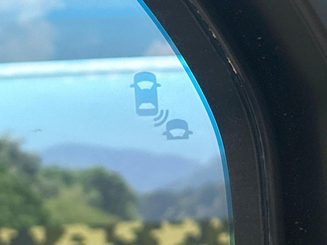 �y�u���C���h�X�|�b�g�C���t�H���[�V�����z���s���A�h�A�~���[�̎��p�ɂȂ�₷���ӏ��Ɍ㑱�Ԃ��ڋ߂���ƃT�C�h�~���[�t�߂Ɍx����\���A�h���C�o�[�ɒ��ӊ��N�����Ă���܂��B