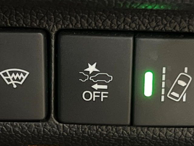 �y�z���_�Z���V���O�z���s���ɑO���̎ԗ�����F�����A�Փ˂������Ȏ��͌x��ƃu���[�L�ŏՓˉ���Ɣ�Q�y�����A�V�X�g�B�����S�Ƀh���C�u�����y���݂��������܂��B