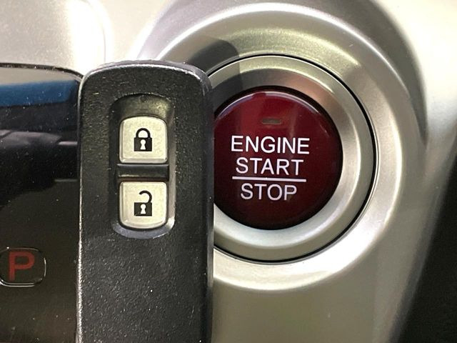 �yHonda�X�}�[�g�L�[�z�J�o����|�P�b�g�ɓ��ꂽ�܂܂ł��h�A�̎{���E�������\�ȃX�}�[�g�L�[�𑕔��B�G���W���̃I���E�I�t�����J�M�����o���K�v����������Ƃ��Ă��֗��ł���