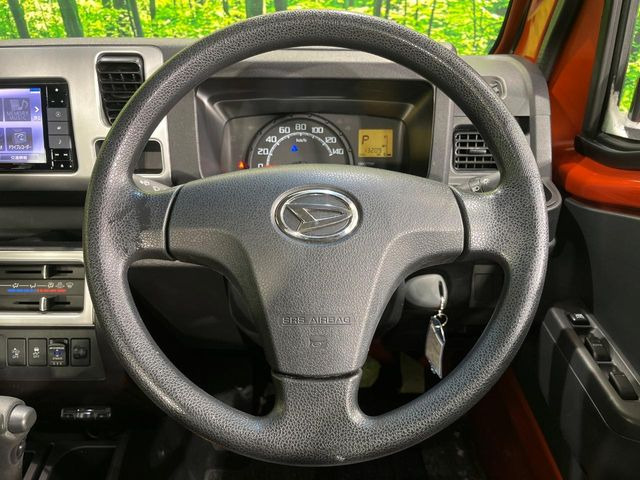 �C���e���A�ɍ��킹���f�U�C���̃X�e�A�����O�́A�^�]�������̂��Ƃ��l���A�^�]���₷���`��A�傫���ł��B�����x�A���ۂɐG���Ă��m���߂��������B