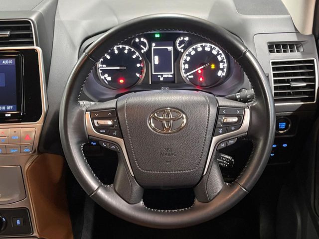 インテリアに合わせたデザインのステアリングは、運転される方のことも考え、運転しやすい形状、大きさです。是非一度、実際に触ってお確かめください。