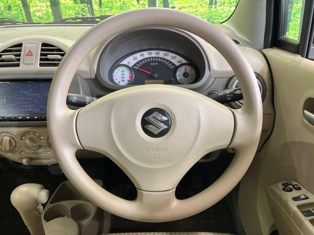 �C���e���A�ɍ��킹���f�U�C���̃X�e�A�����O�́A�^�]�������̂��Ƃ��l���A�^�]���₷���`��A�傫���ł��B�����x�A���ۂɐG���Ă��m���߂��������B